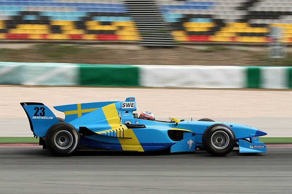 Den er hård ved nakkemusklerne
(Foto: Performance Racing)